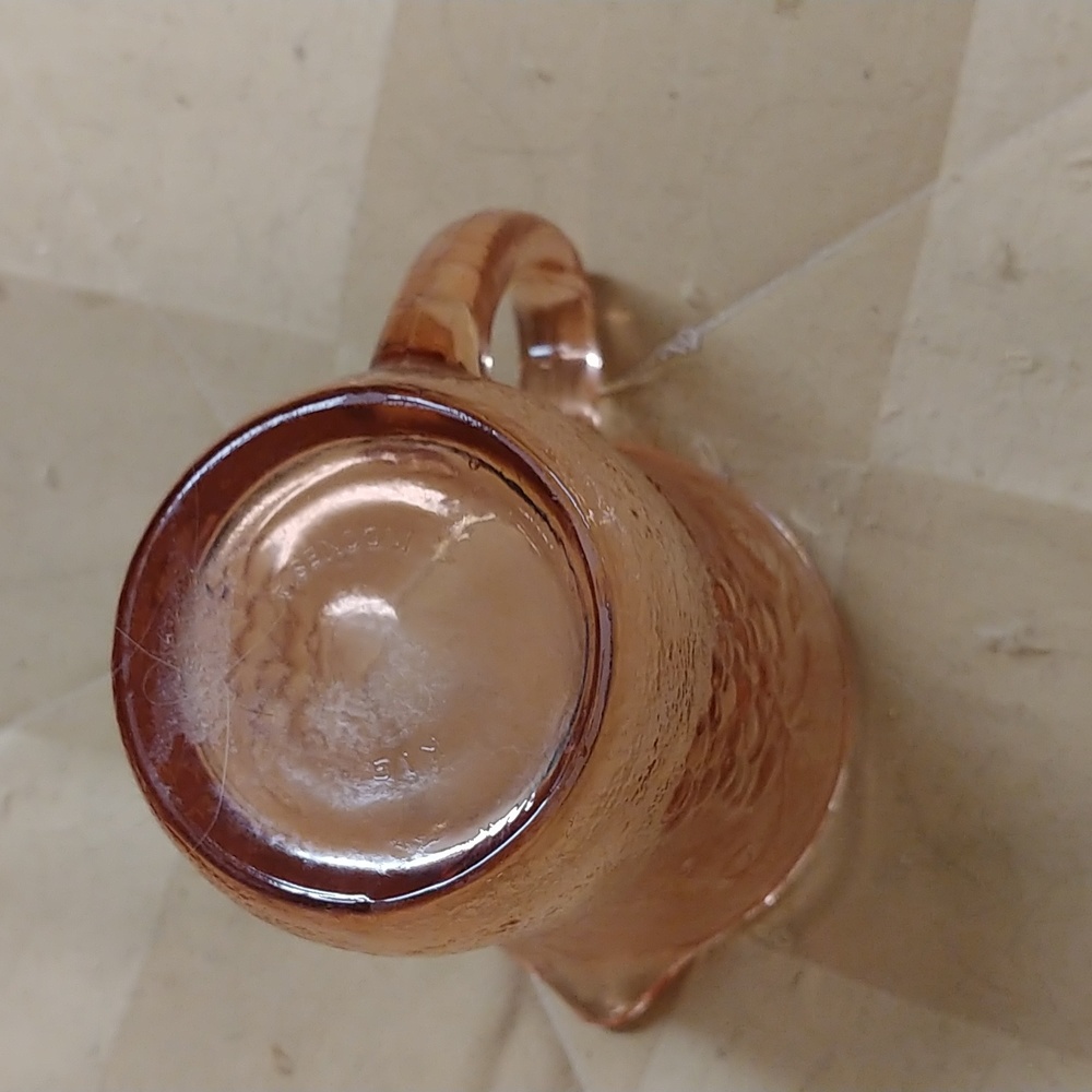 Pink glass milk/cream pitcher - Picture 4 of 5